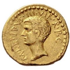 Aureus Mussidia: Lucius Mussidius Longus, M·LEPIDVS·III·VIR·R·P·C / L·MVSSIDIVS·T·F·LONGVS·IIII·VIR·A·P·F