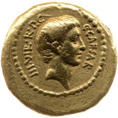 Aureus Livineia: Lucius Livineius Regulus, C·CAESAR III·VIR·R·P·C / L·REGVLVS IIII·VIR·A·P·F