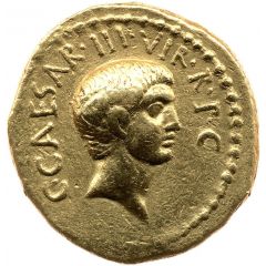Aureus Mussidia: Lucius Mussidius Longus, C·CAESAR·III·VIR·R·P·C / L·MVSSIDIVS LONGVS