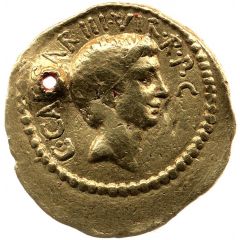 Aureus Clodia: Publius Clodius, C·CAESAR·III·VIR·R·P·C / P·CLODIVS·M·F·IIII·VIR·A·P·F
