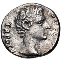 Denarius - Augustus L VINICIVS L F IIIVIRS P Q R IMP CAE QVOD V M S EX EA PQ IS AD A DE
