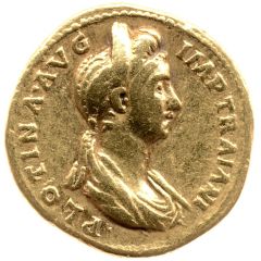 Aureus - Plotina AVG GER DAC PARTHICI P M TR P COS VI P P, Vesta