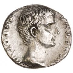 Denarius - Augustus L VINICIVS L F IIIVIR S P Q R IMP CAE QVOD V M S EX EA PQ IS AD A DE