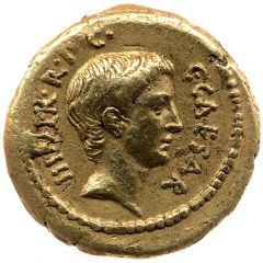 Aureus Livineia: Lucius Livineius Regulus, C·CAESAR III·VIR·R·P·C / L·REGVLVS IIII·VIR·A·P·F